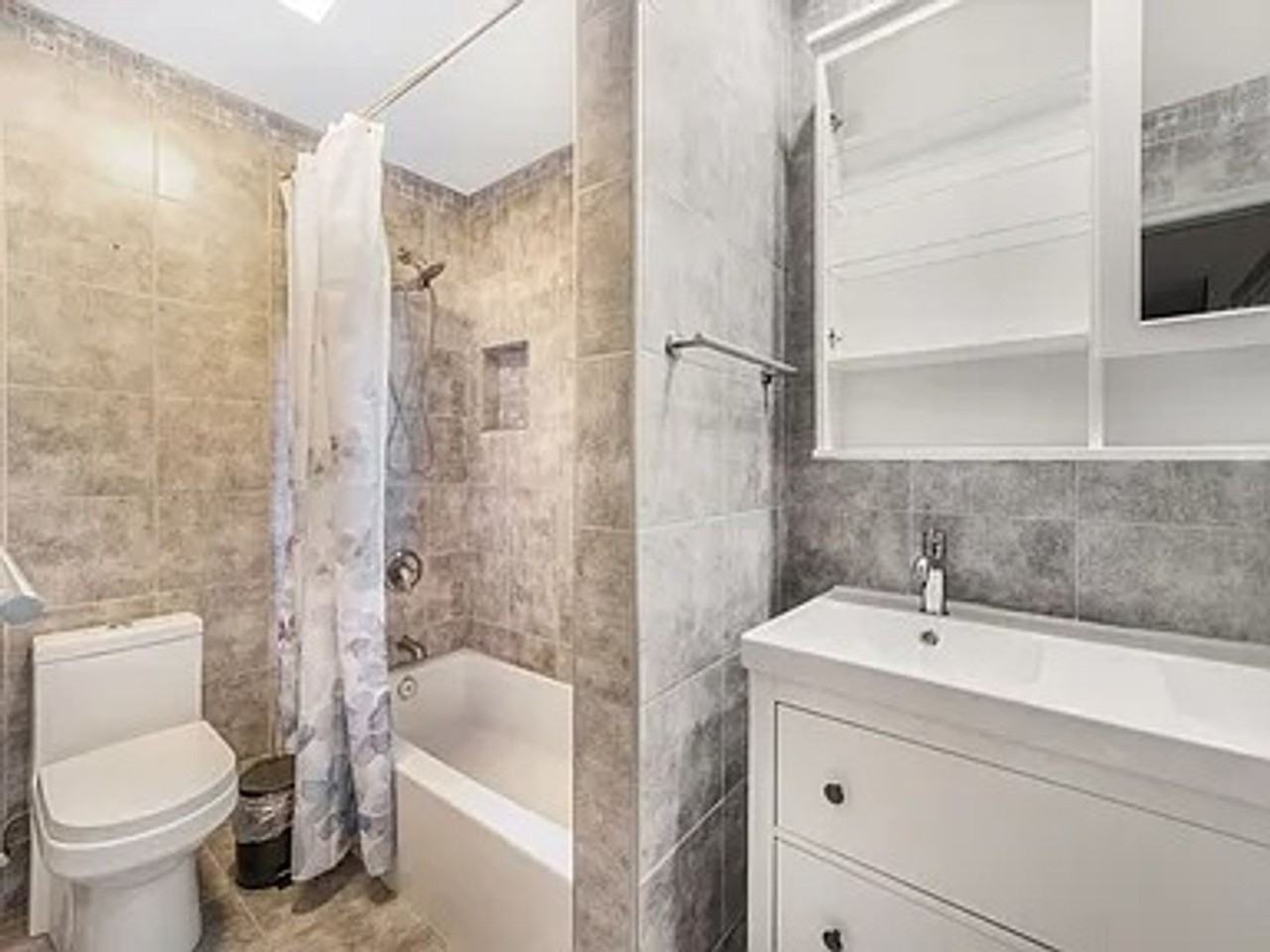 1033 Hart Rd - Photo 3 of 26