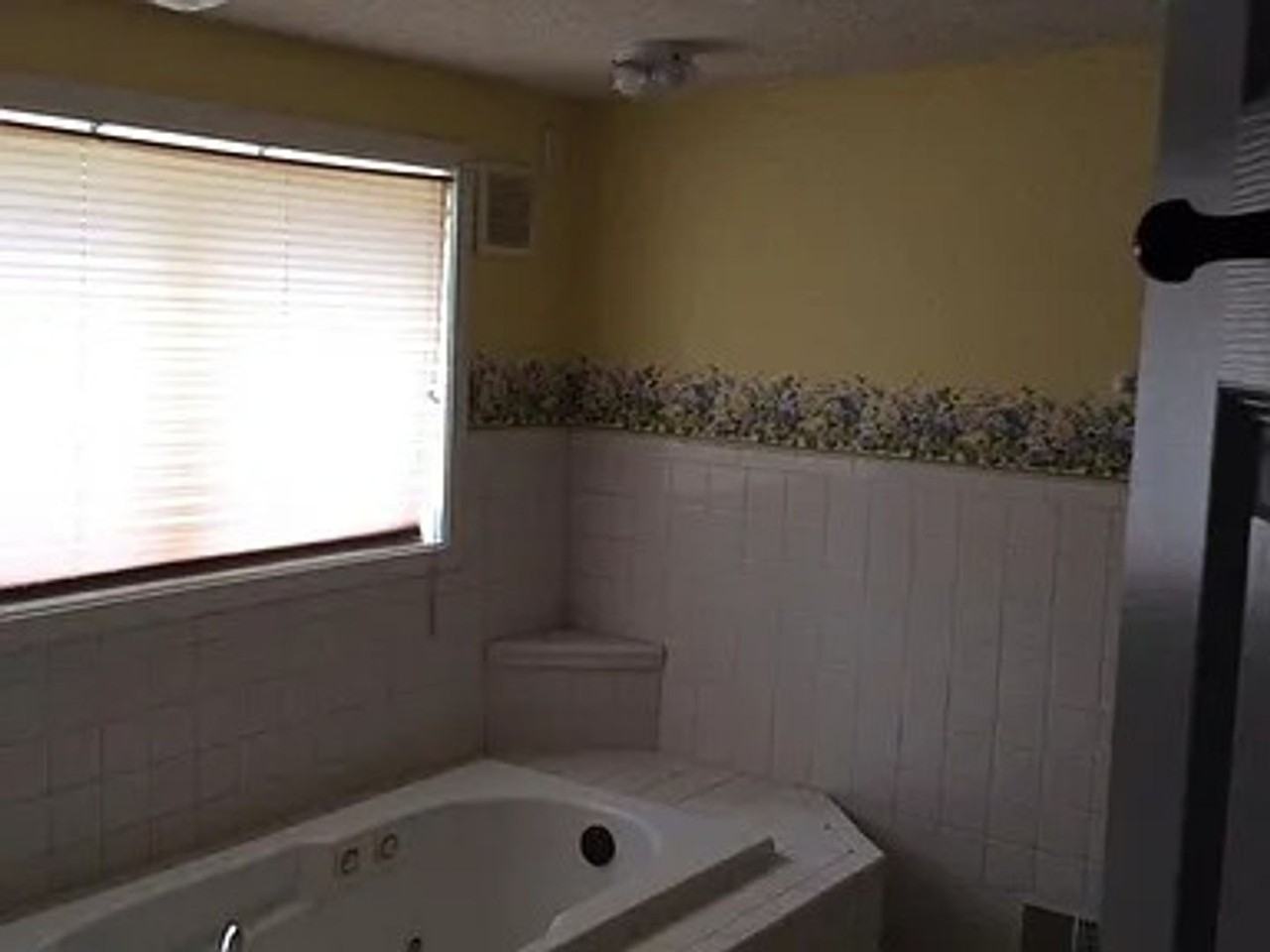 801 E 40th St - Photo 3 of 22