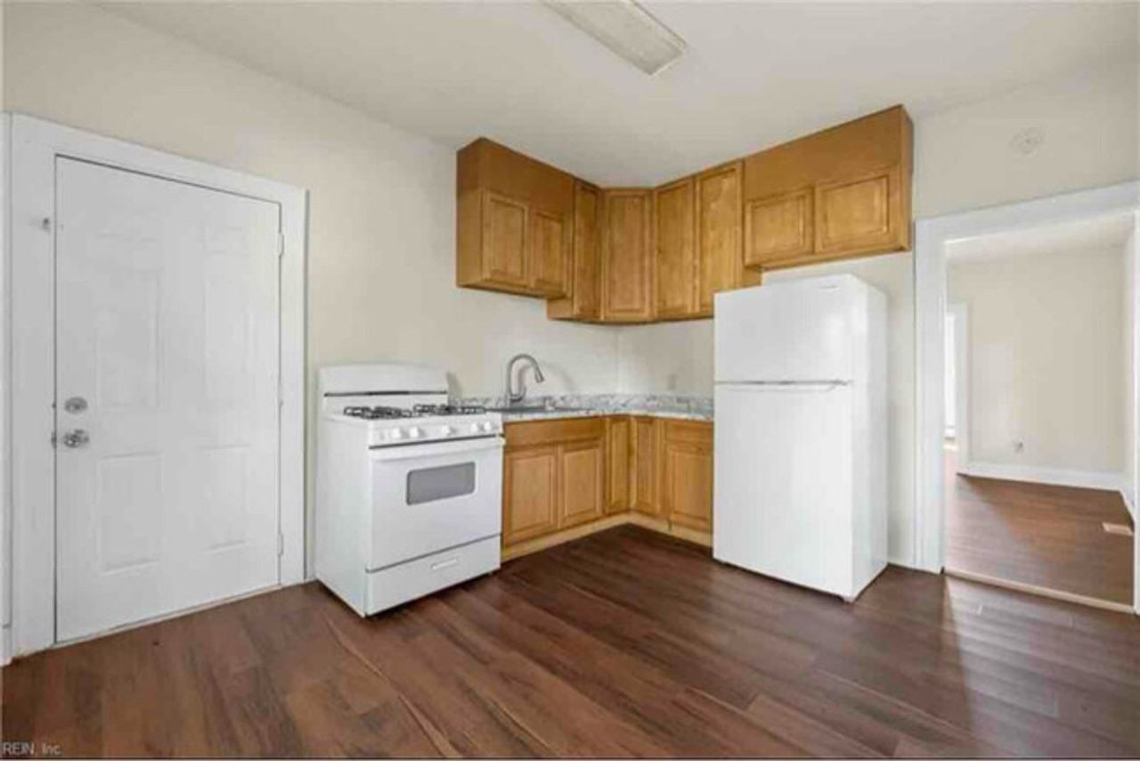 834 W 41st St - Photo 2 of 10