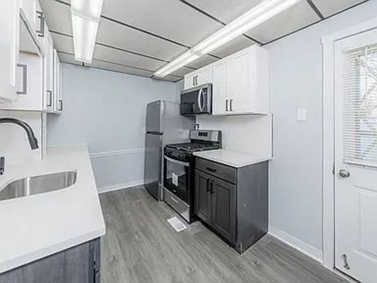 108 S Sussex St - Photo 3 of 12