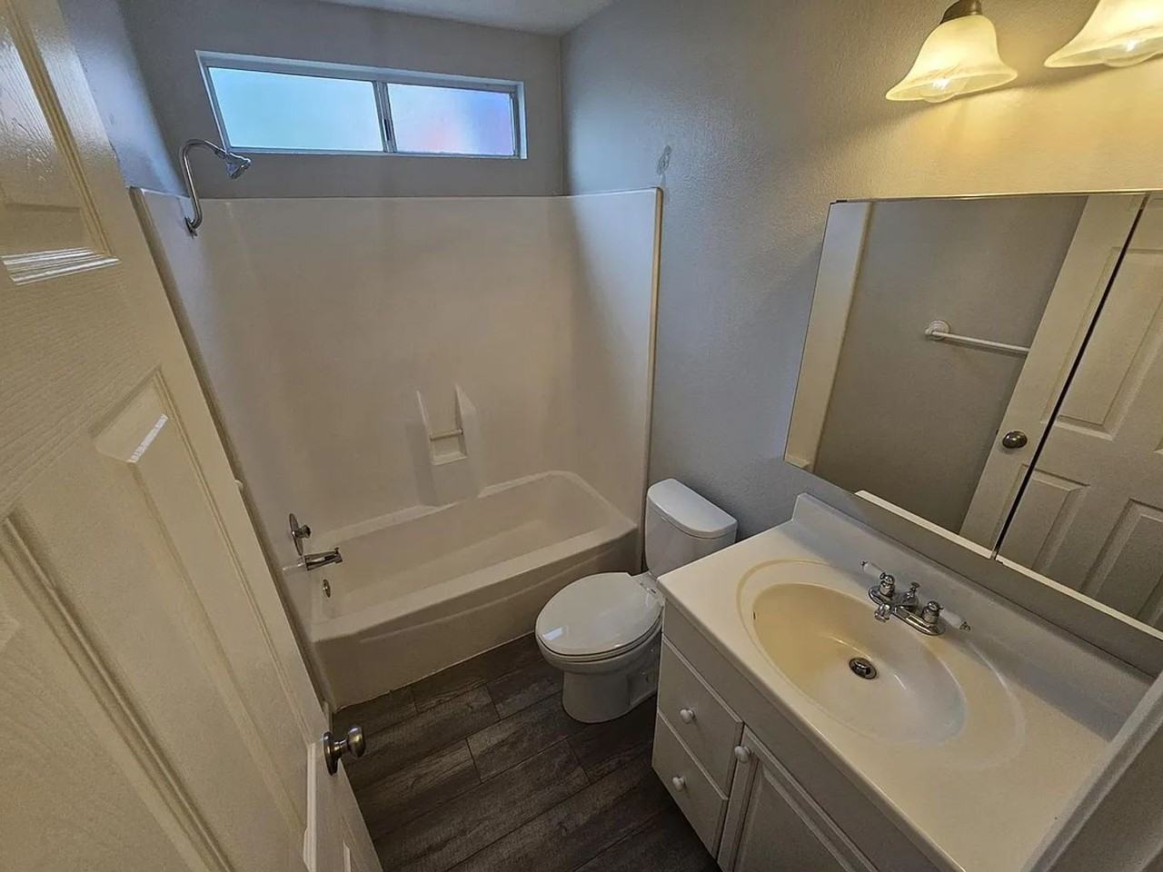 439 Rennell St - Photo 2 of 25