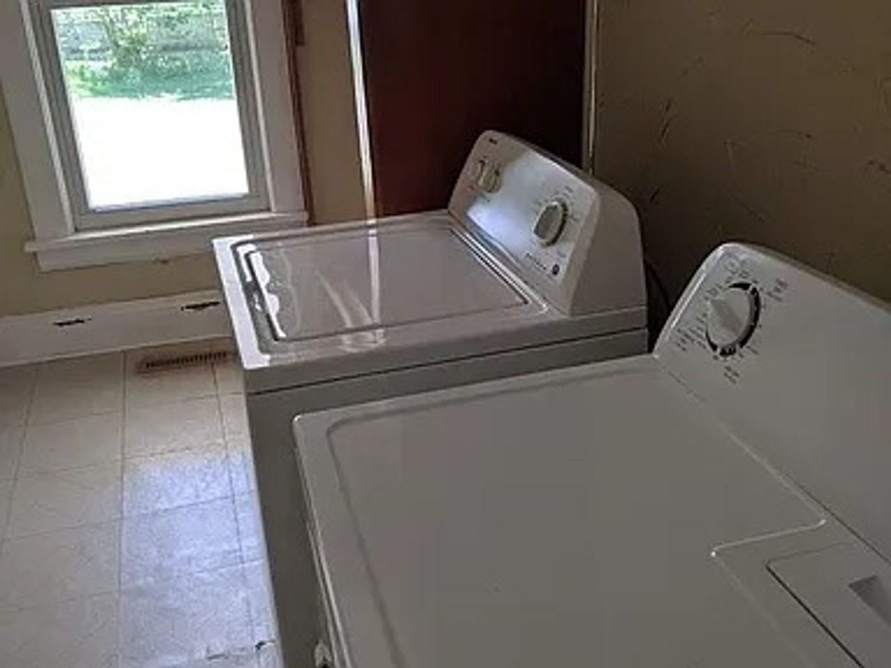 641 N Putnam St - Photo 2 of 9