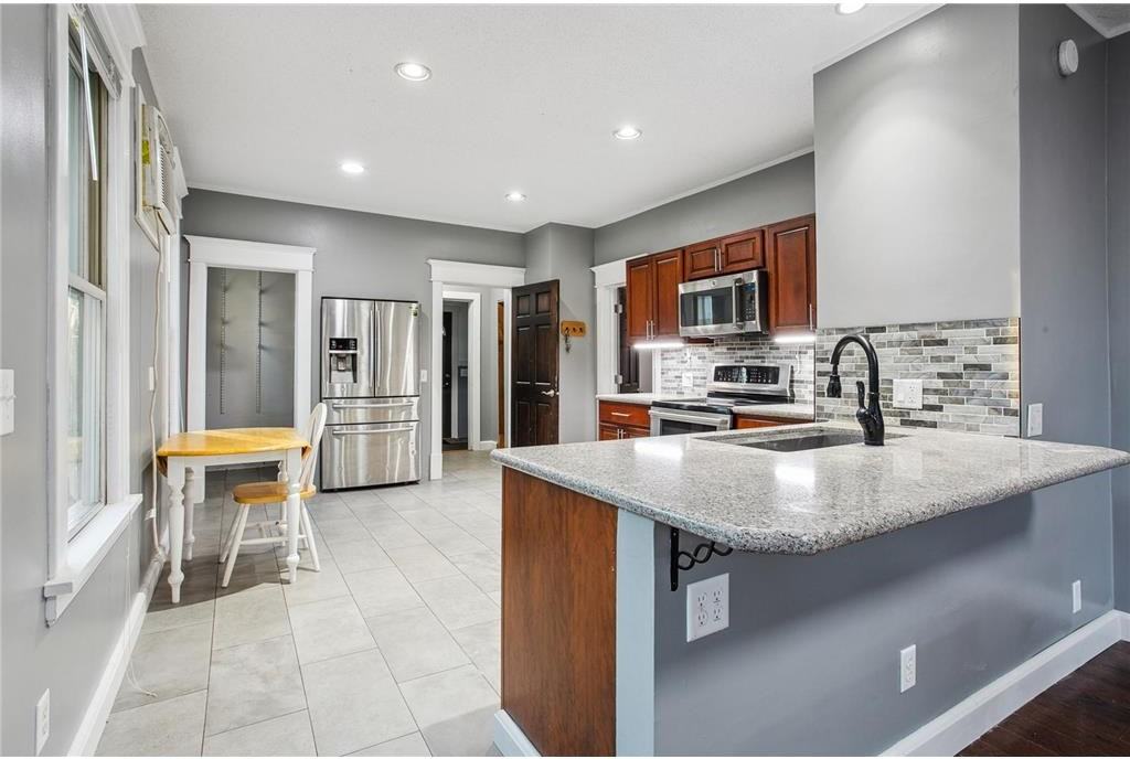 401 Fairview Ave N #1 - Photo 3 of 12