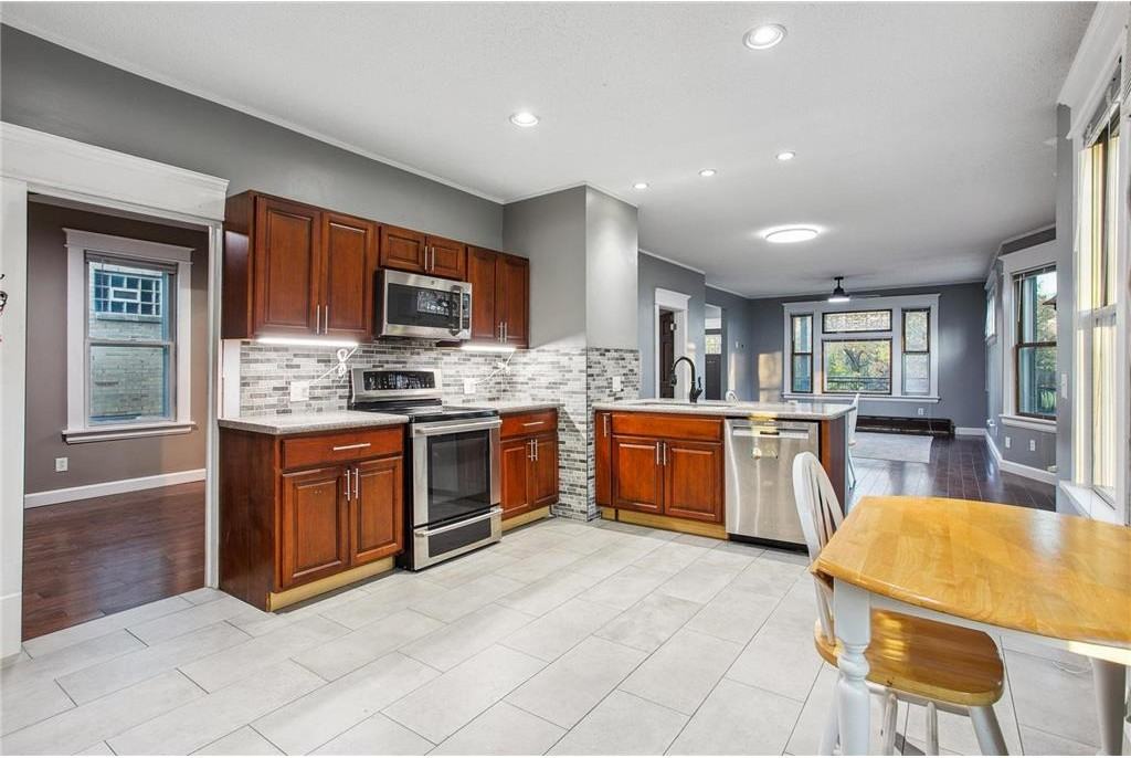 401 Fairview Ave N #1 - Photo 4 of 12