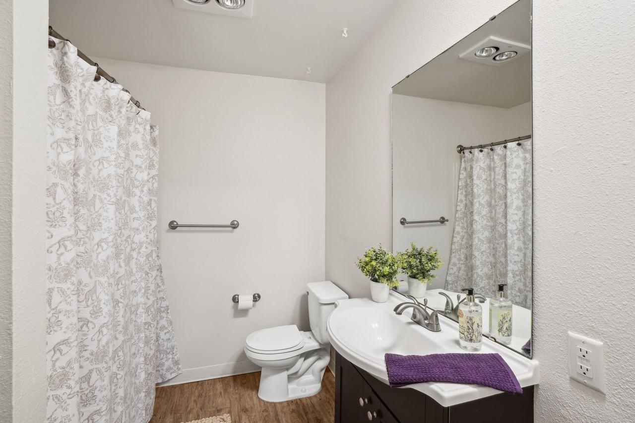 Beverly Grove Apartments - Photo 7 of 35