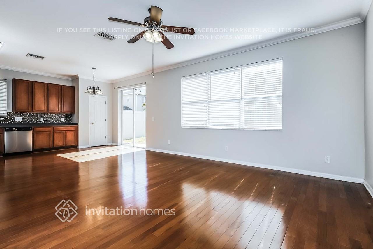 17548 Queensland St - Photo 6 of 18