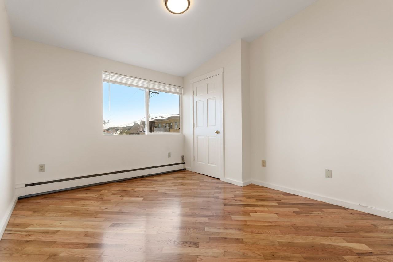 585 Shirley Street - Photo 4 of 14