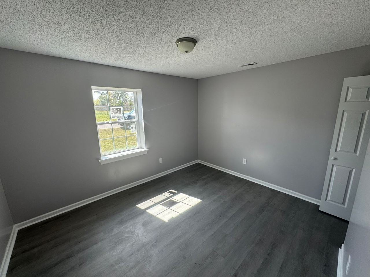 102 Chesterfield St - Photo 2 of 8