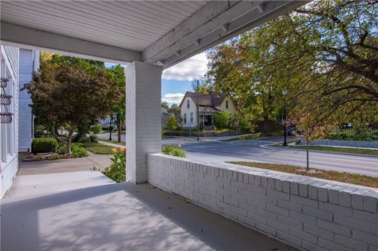 690 E Jefferson St - Photo 2 of 5