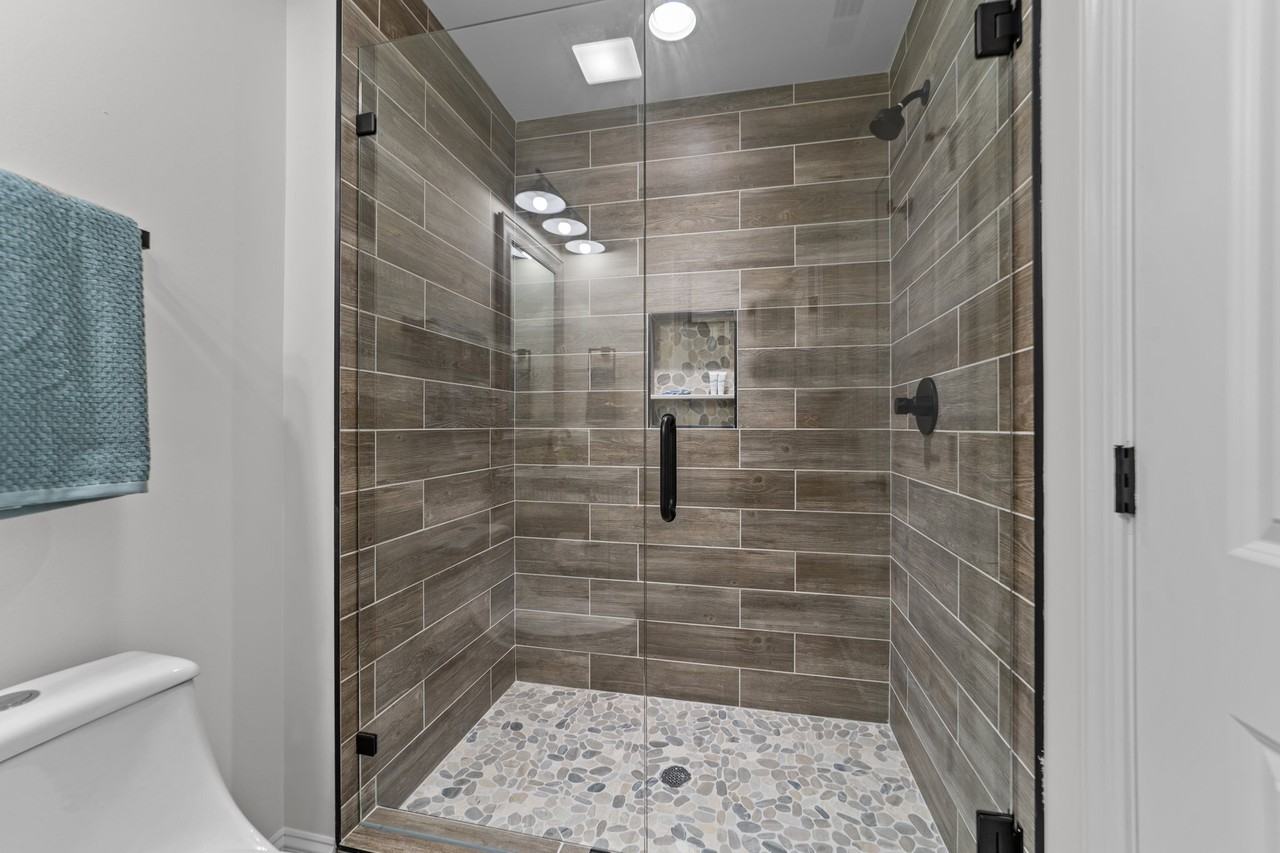 816 Crown Point Drive - Photo 7 of 50