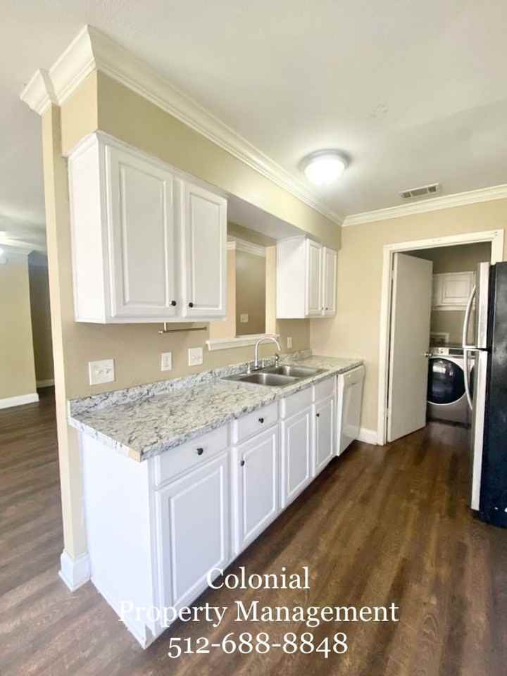 1406 Meadows Dr - Photo 3 of 13