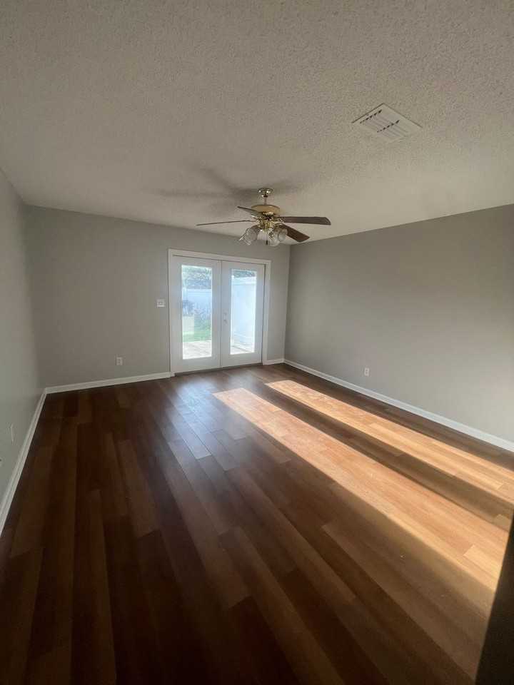 310 1st St Se #A - Photo 2 of 14