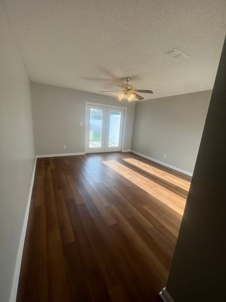 310 1st St Se #A - Photo 3 of 14