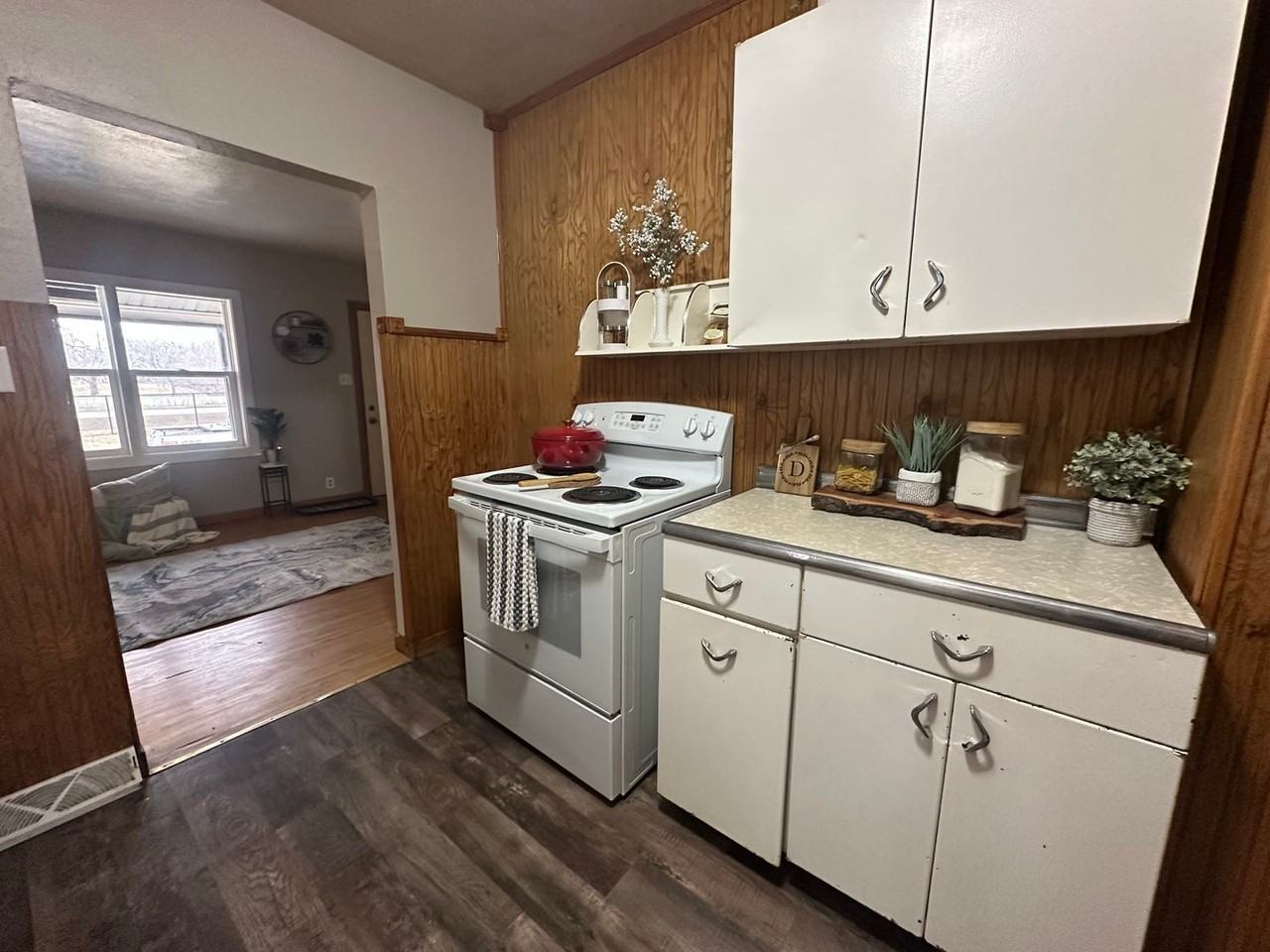 322 Lester St - Photo 2 of 16