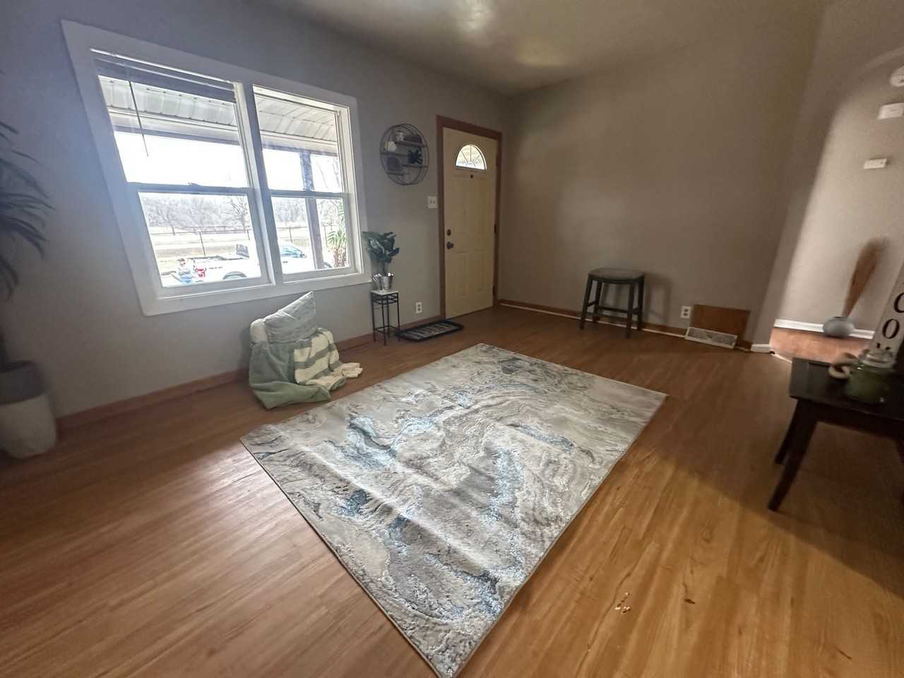 322 Lester St - Photo 6 of 16