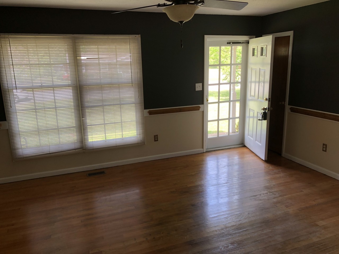 1711 Woodlawn Dr - Photo 2 of 12