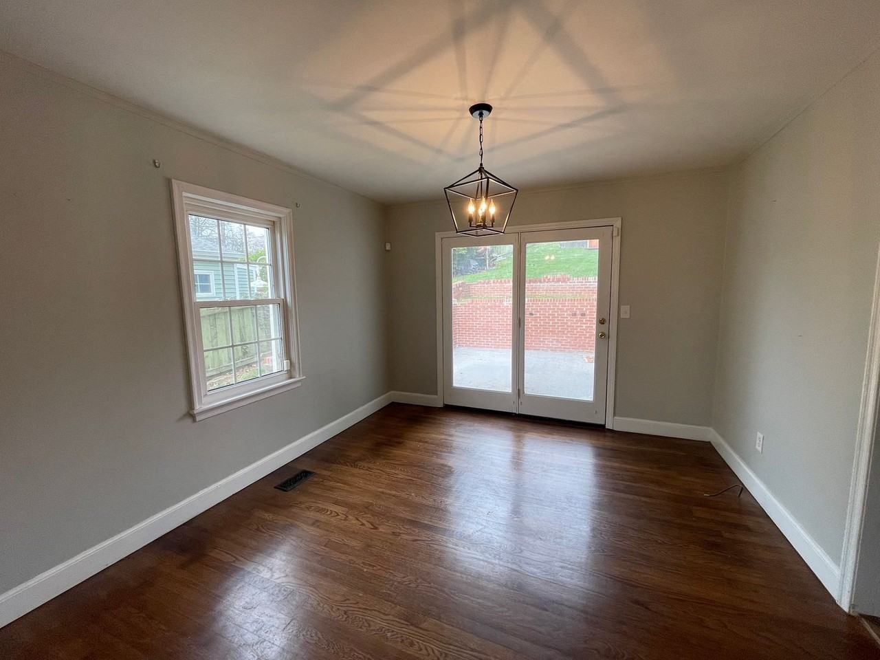 1254 Catawba St - Photo 3 of 17