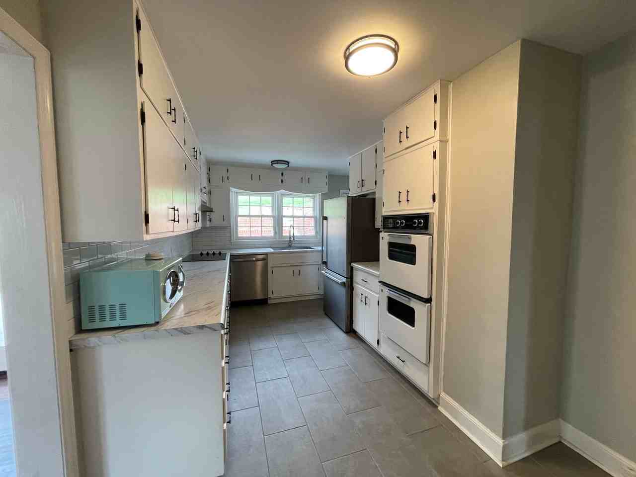 1254 Catawba St - Photo 4 of 17