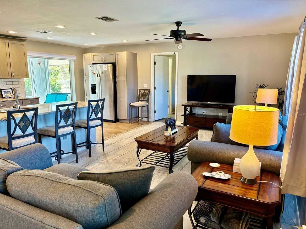 22497 Glen Ave - Photo 2 of 26