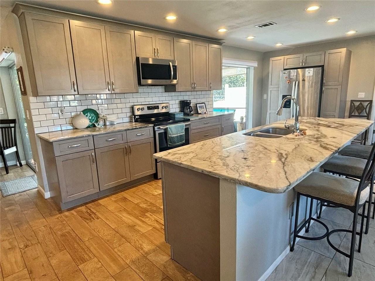 22497 Glen Ave - Photo 4 of 26