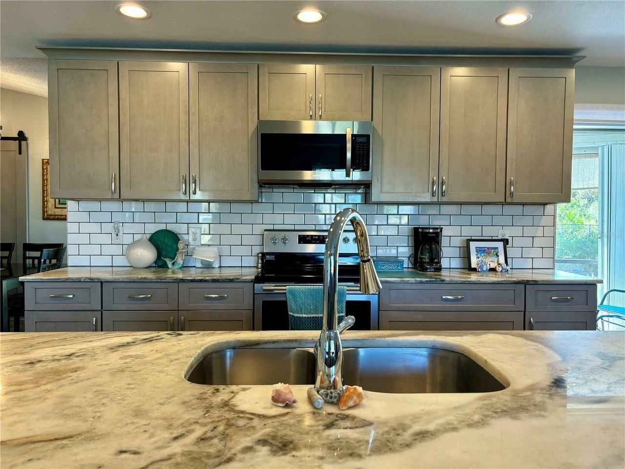 22497 Glen Ave - Photo 6 of 26