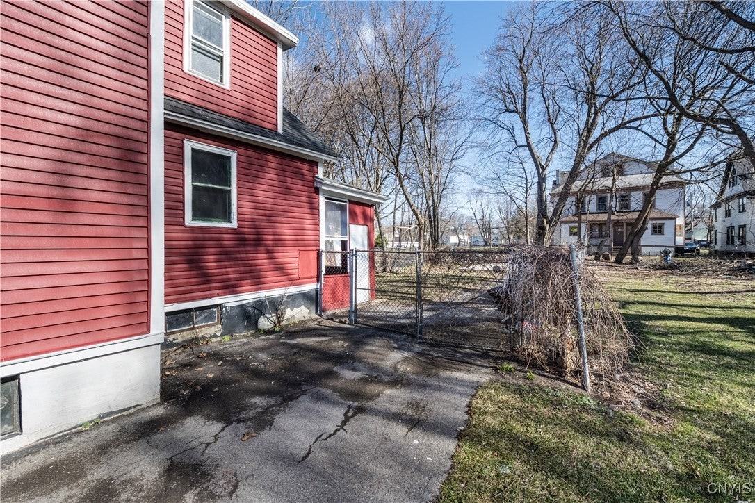 238 Putnam St - Photo 4 of 26