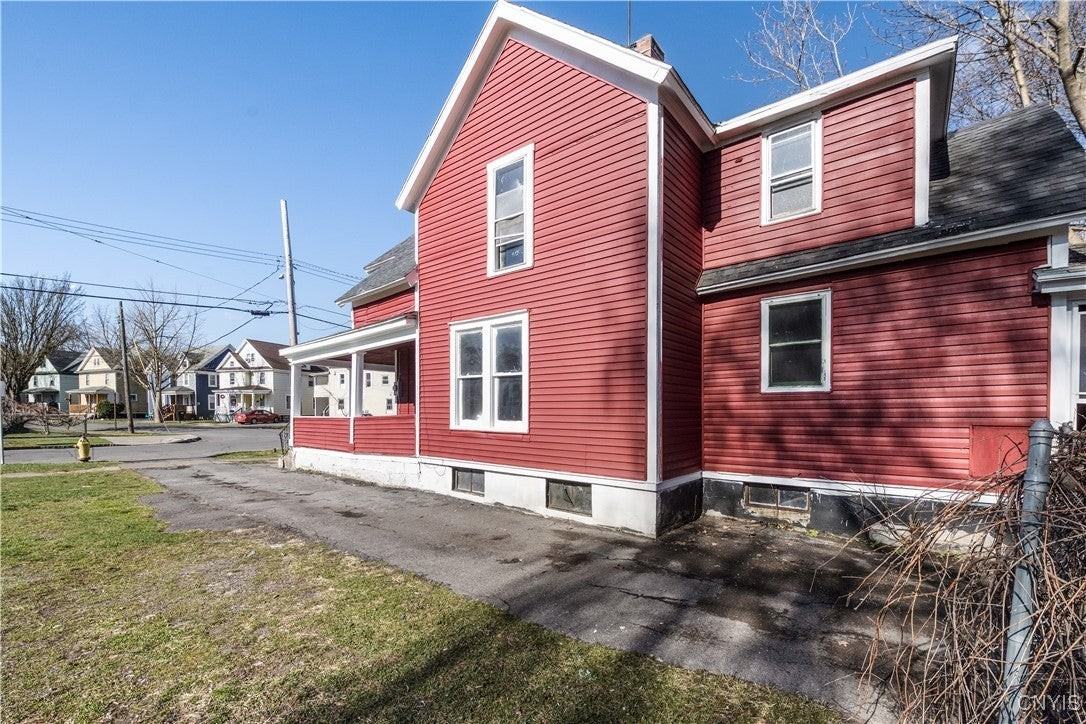 238 Putnam St - Photo 5 of 26