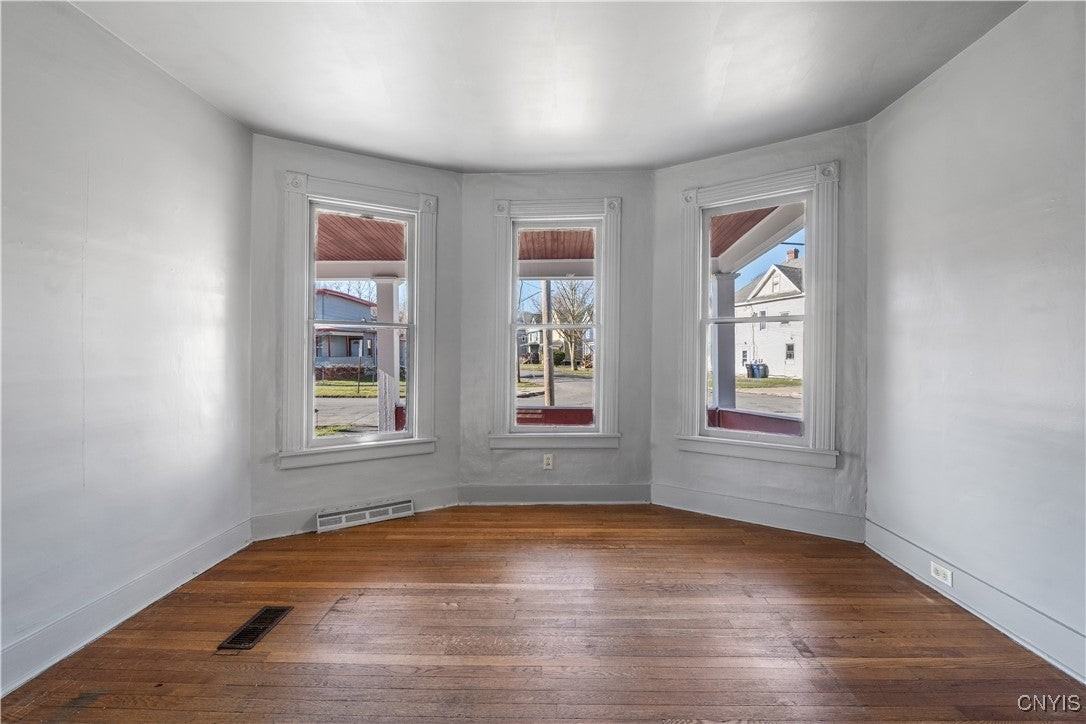 238 Putnam St - Photo 6 of 26