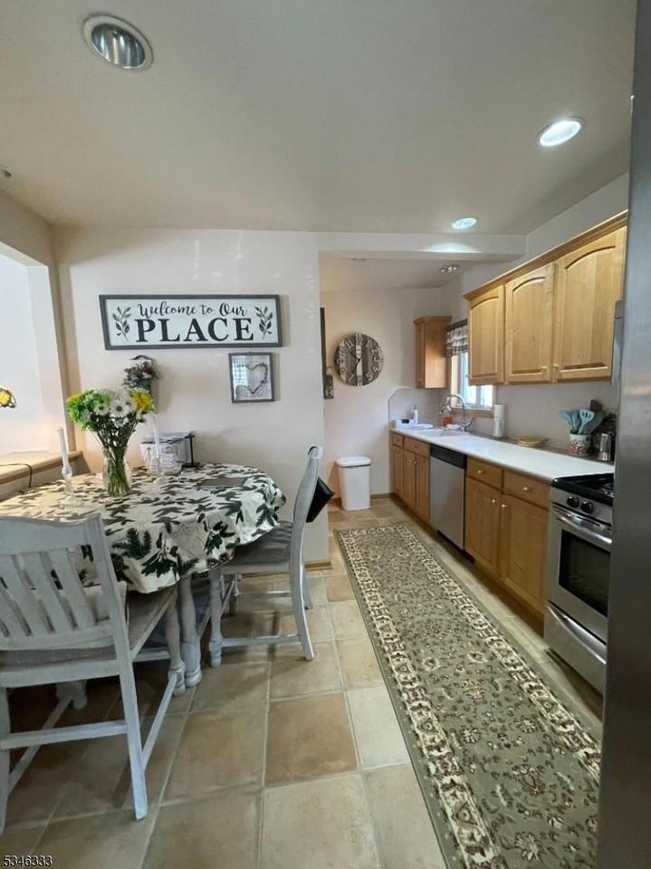 304 John St - Photo 2 of 11