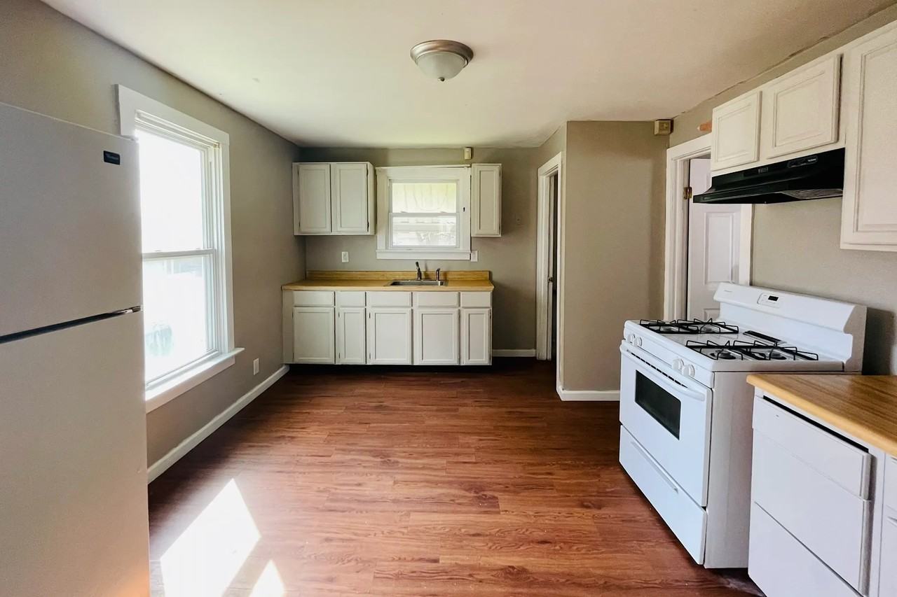 2455 Illinois Ave - Photo 2 of 6