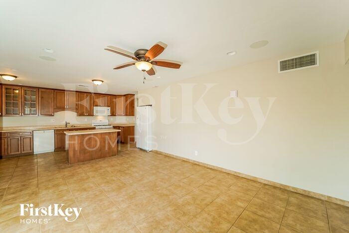 518 S Lehigh Dr - Photo 3 of 15