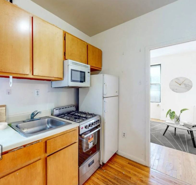 Clinton St #7 - Photo 2 of 4