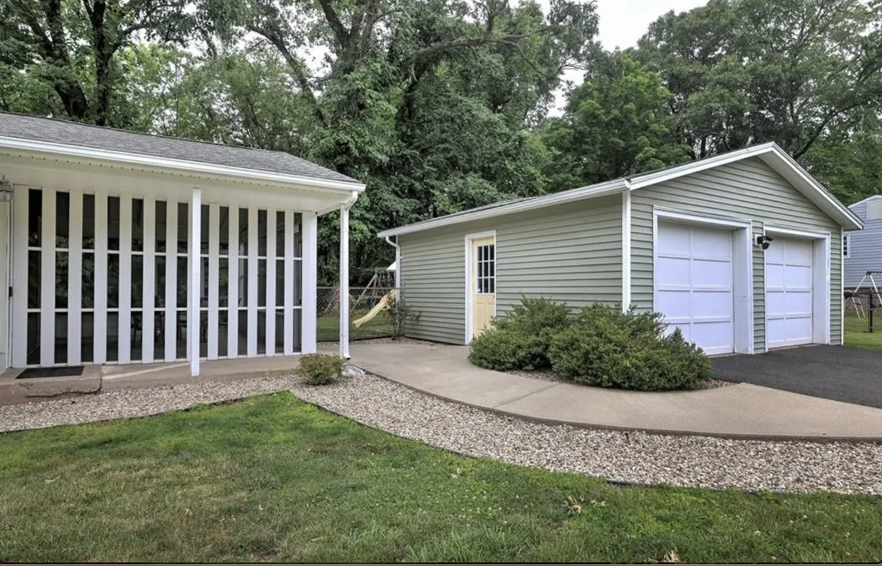 921 Farmington Dr #NA - Photo 3 of 24