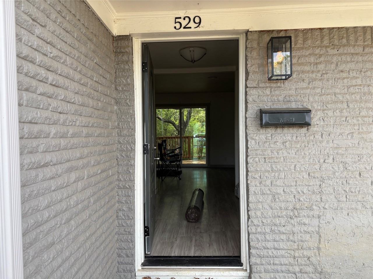 529 Ne 4th St - Photo 3 of 19