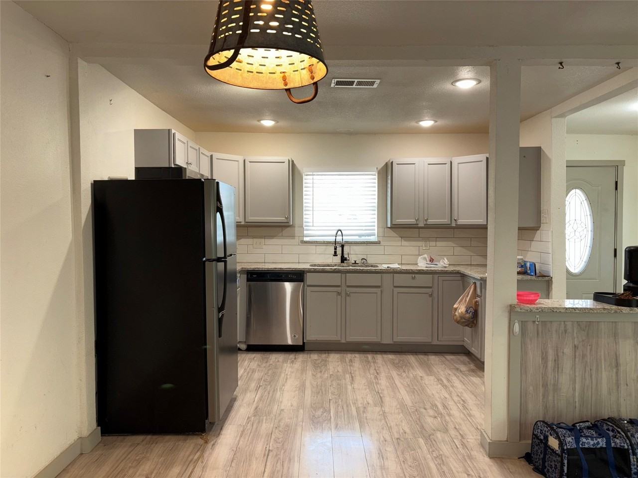 529 Ne 4th St - Photo 4 of 19