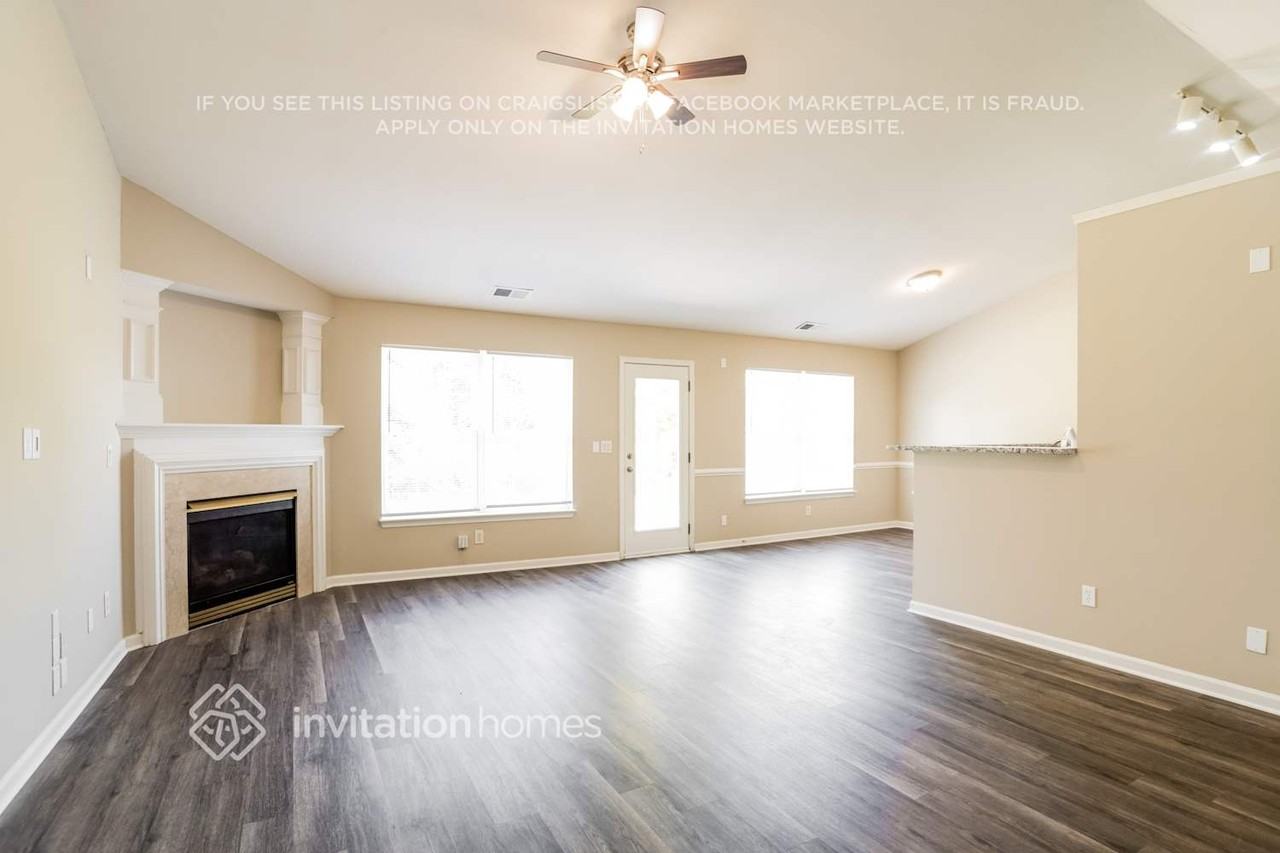 15232 Dehavilland Dr - Photo 4 of 18
