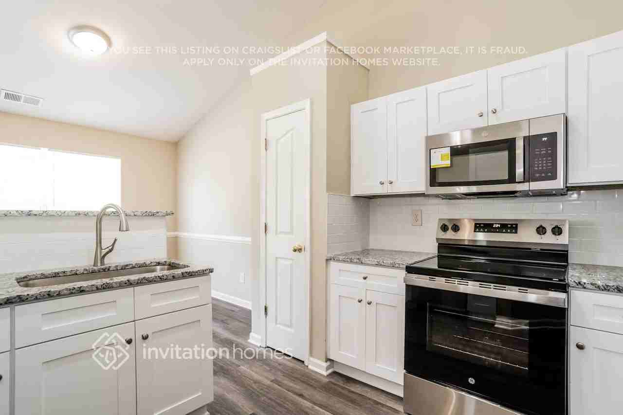 15232 Dehavilland Dr - Photo 6 of 18