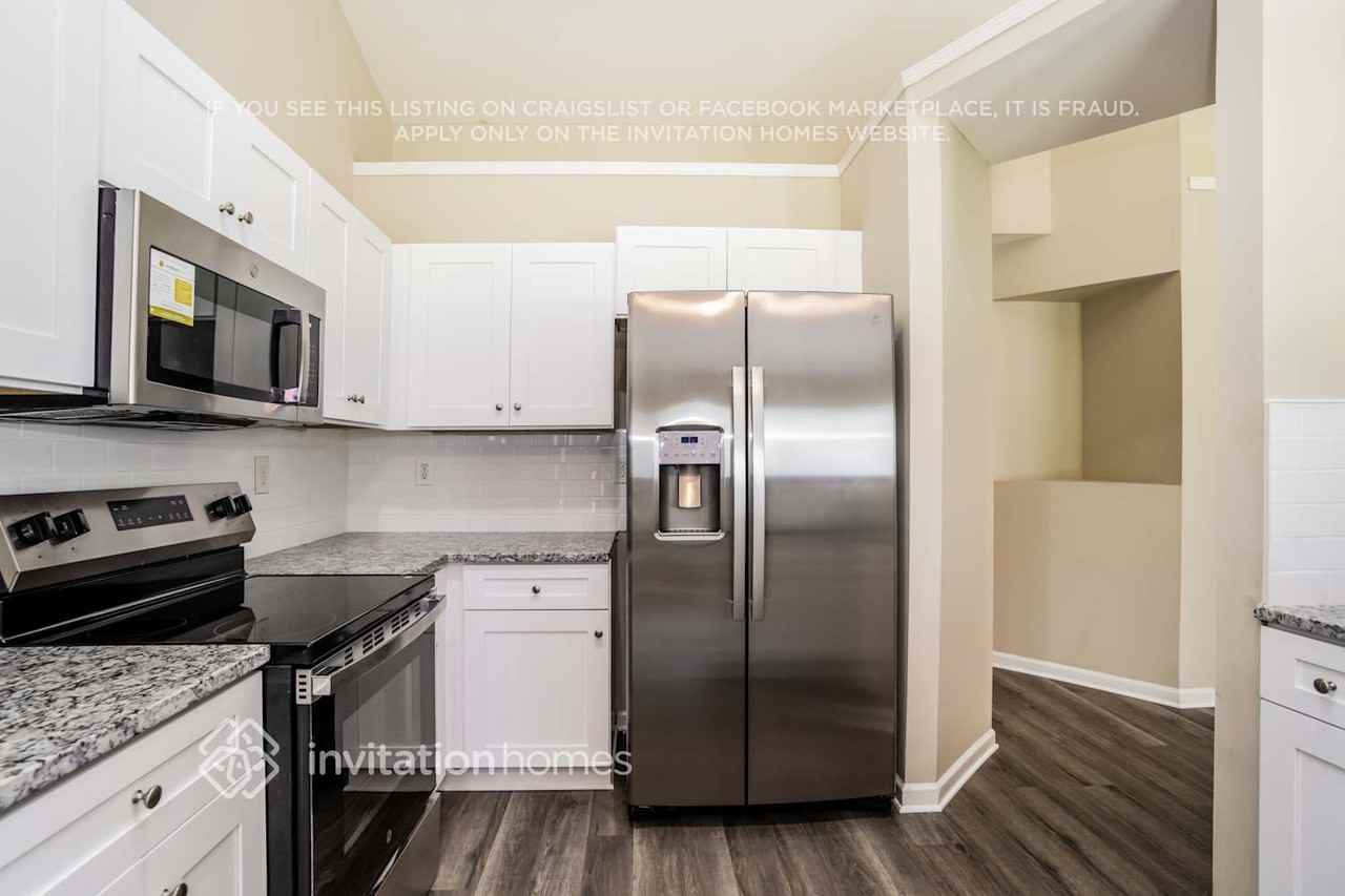 15232 Dehavilland Dr - Photo 7 of 18