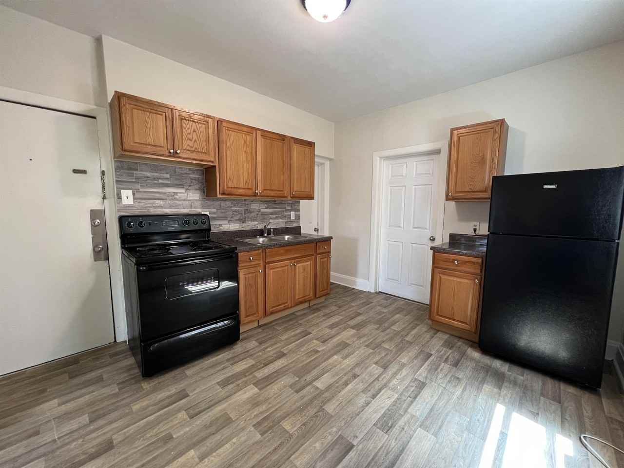 424-426 N Locust St - Photo 7 of 11