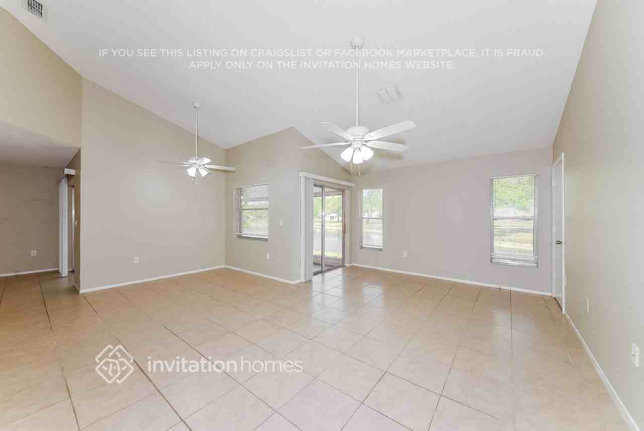 711 47th St E - Photo 3 of 17