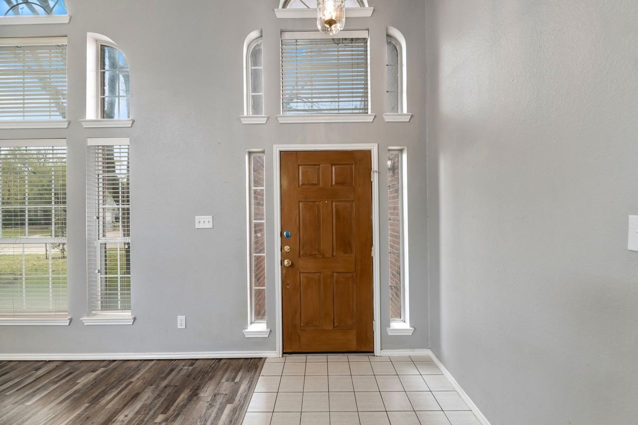 6804 Ashmont Dr - Photo 4 of 35