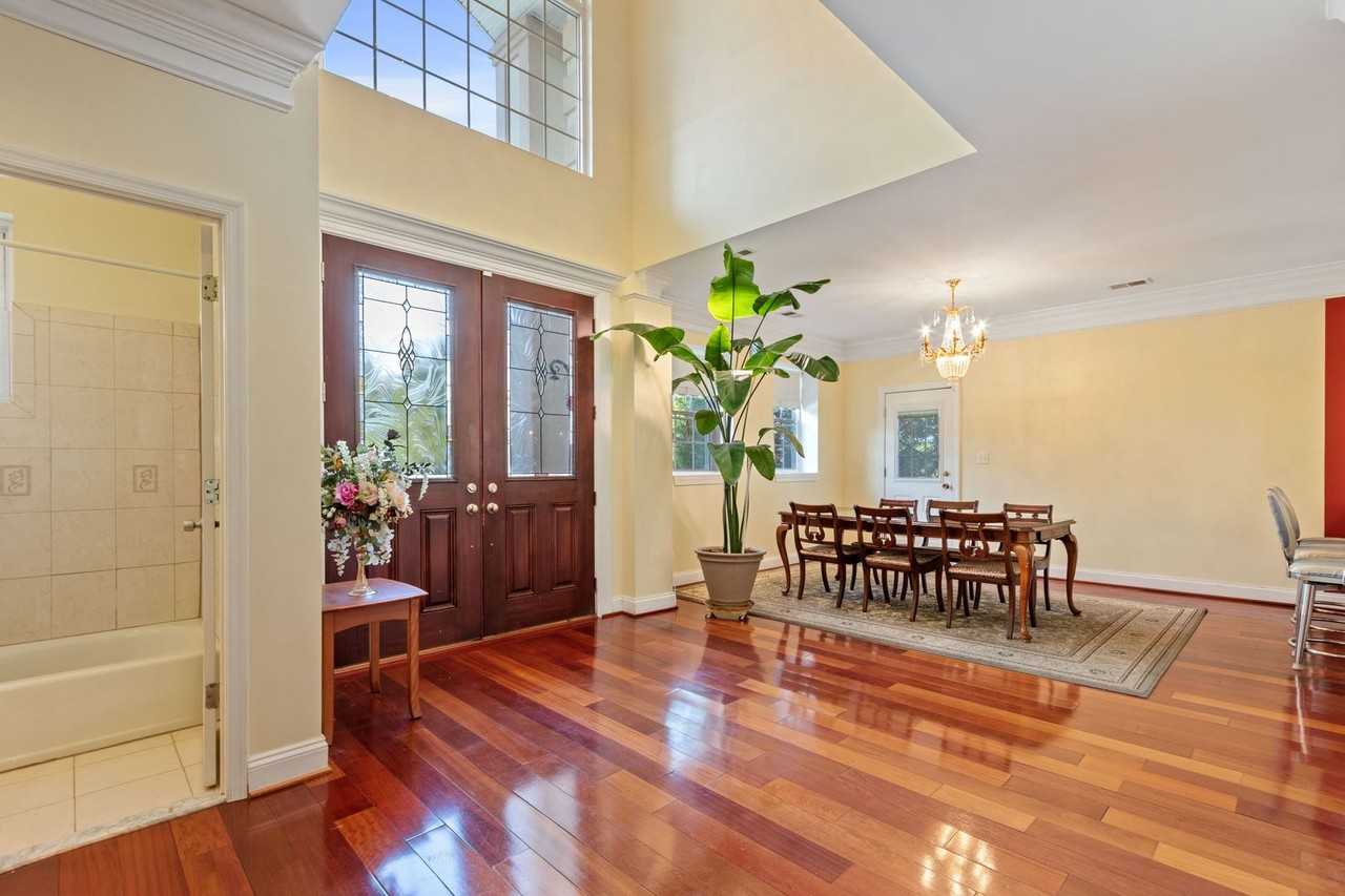 7103 Idylwood Rd - Photo 2 of 35