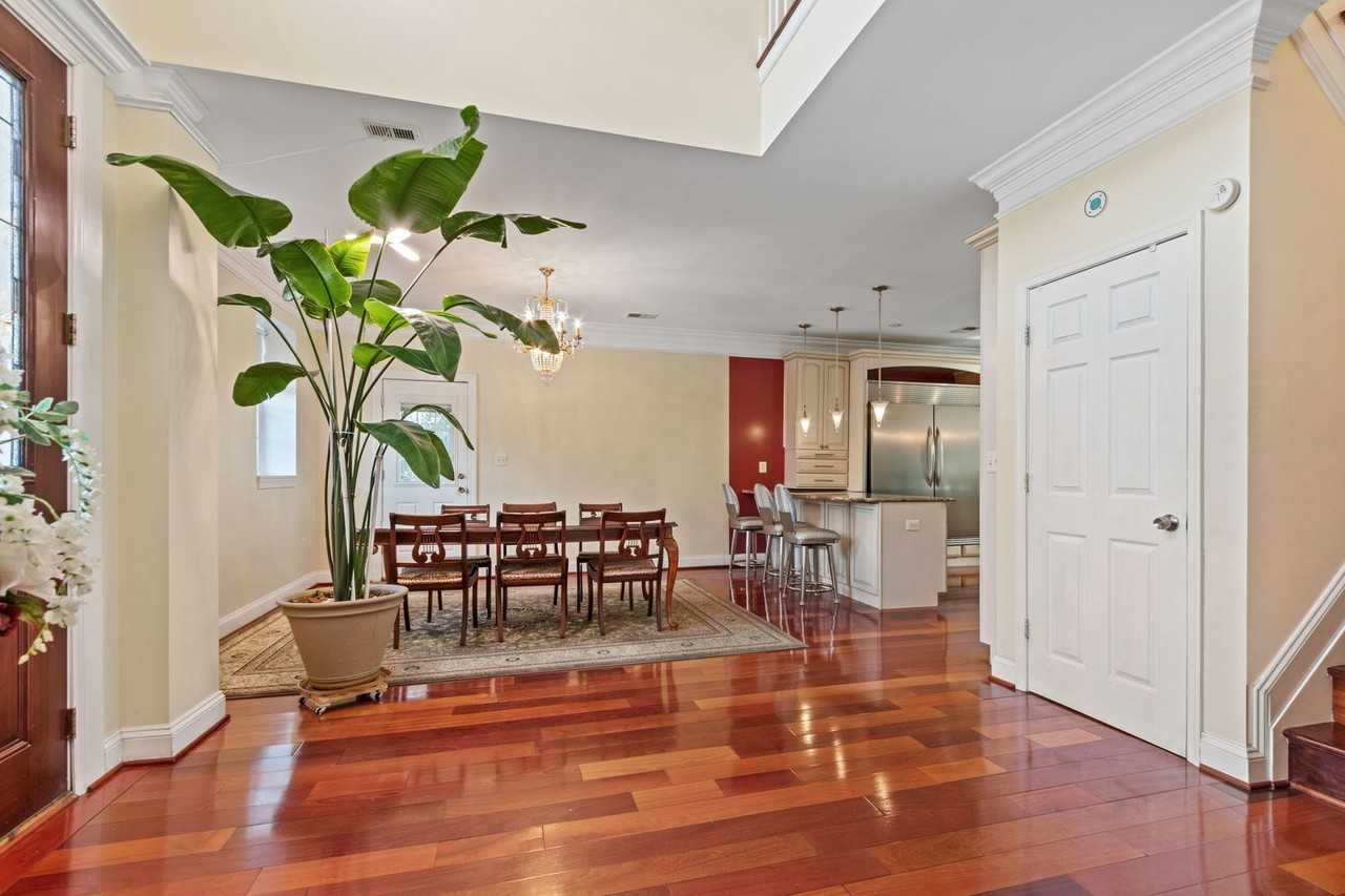 7103 Idylwood Rd - Photo 3 of 35