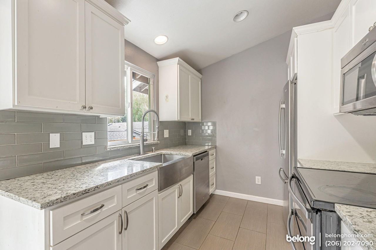 6405 73rd Ave Ne - Photo 7 of 18