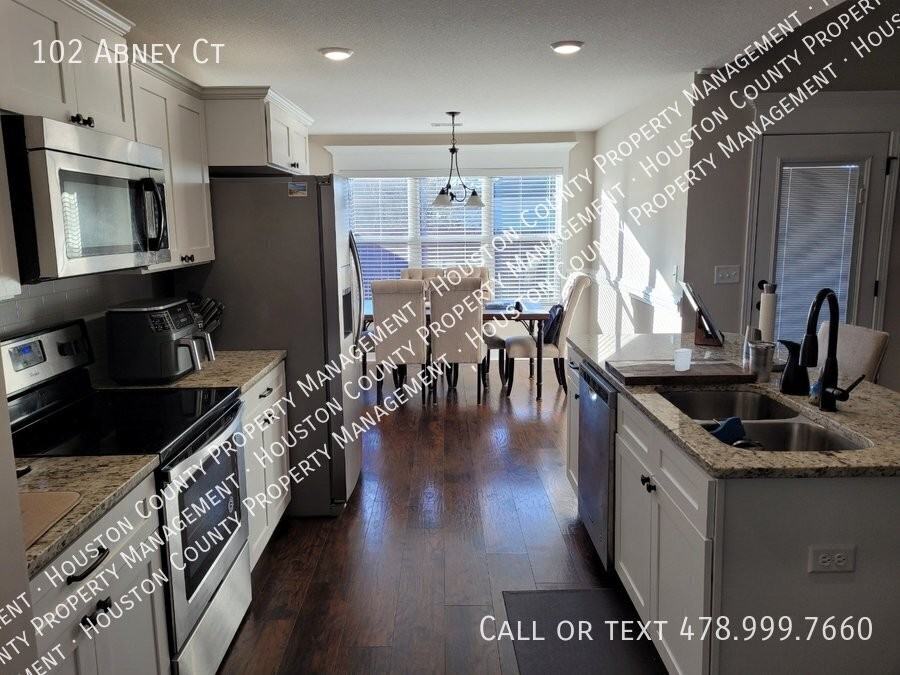 102 Abney Ct - Photo 2 of 4