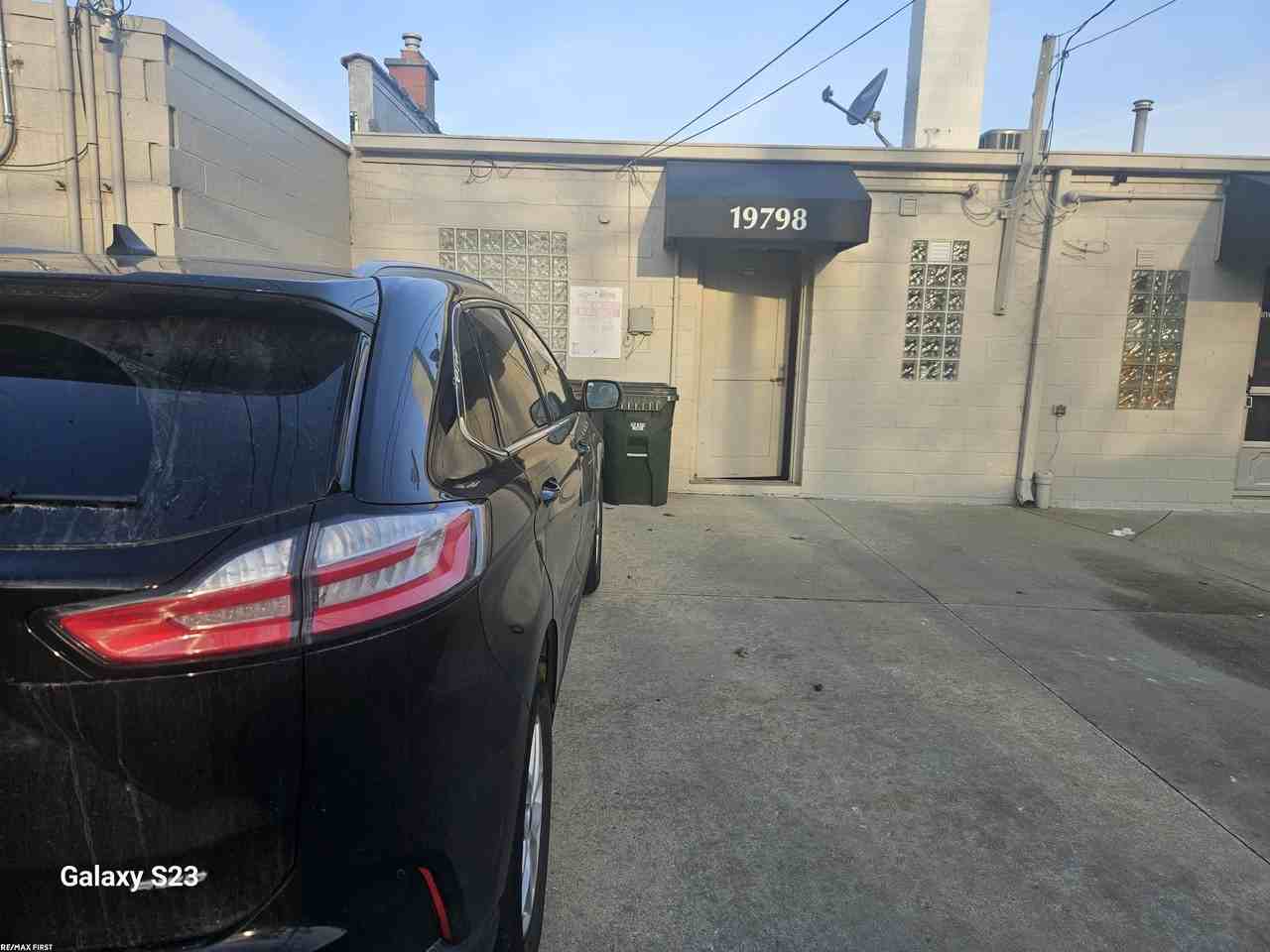 19798 Mack Ave - Photo 2 of 7