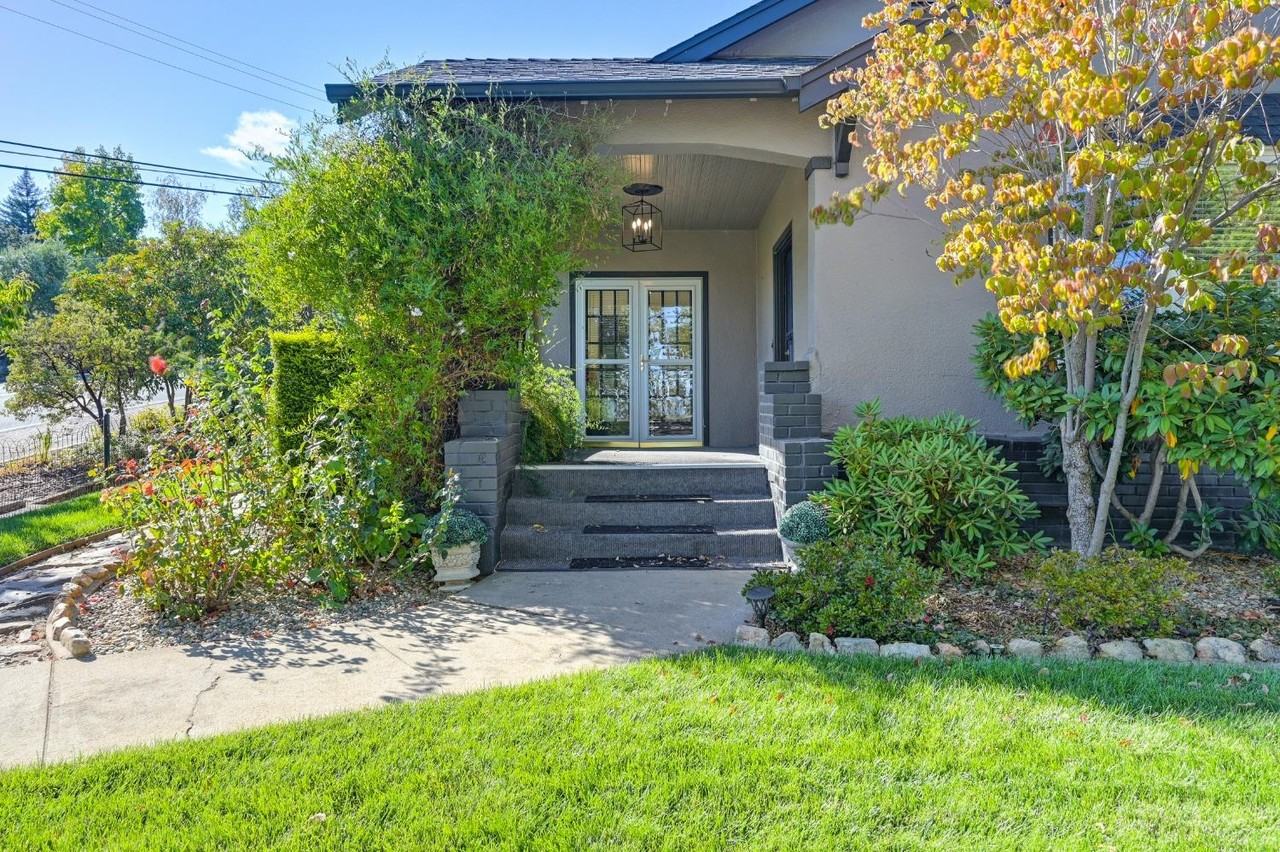 303 Hoffman St - Photo 2 of 18