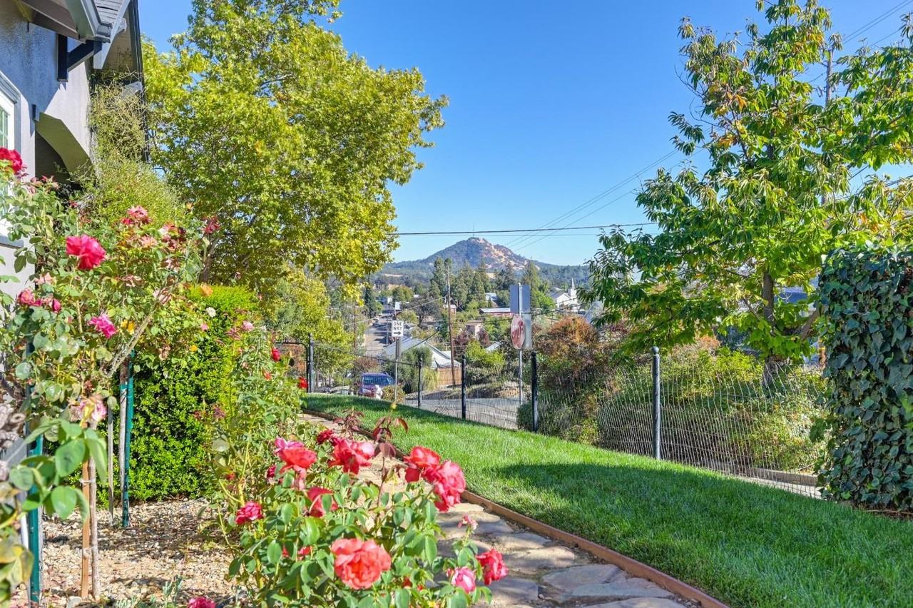 303 Hoffman St - Photo 3 of 18