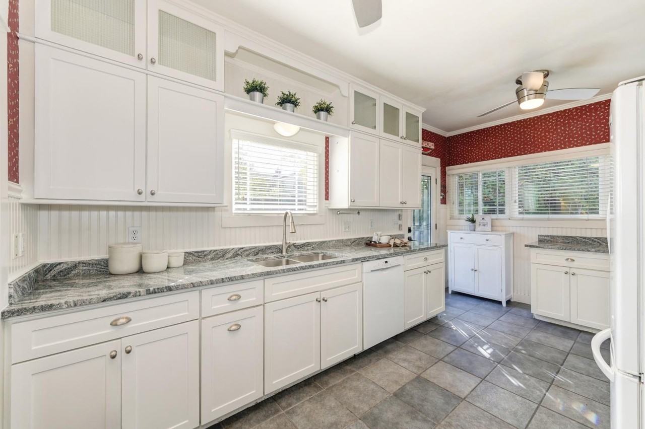 303 Hoffman St - Photo 7 of 14