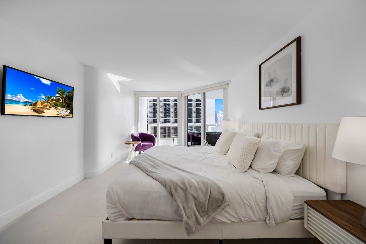 1717 North Bayshore Drive - Photo 2 of 50